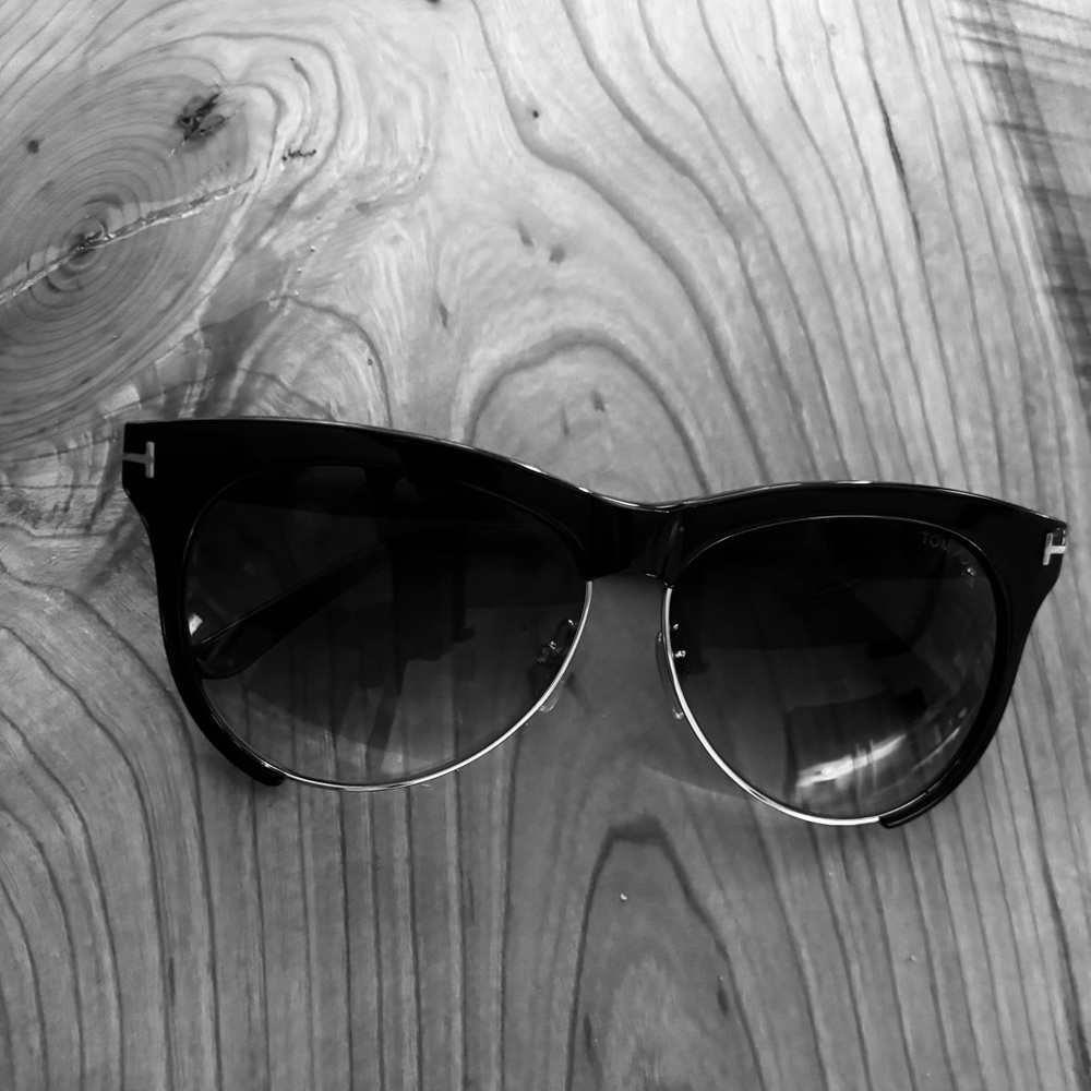 😎❣️AUTHENTIC Tom Ford Leona Black Frame Gold rim Sunglasses
